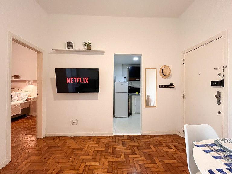 Entre Ipanema e Copa com portaria 24h