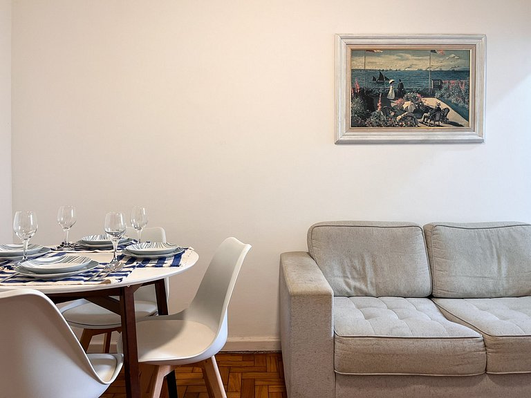 Entre Ipanema e Copa com portaria 24h