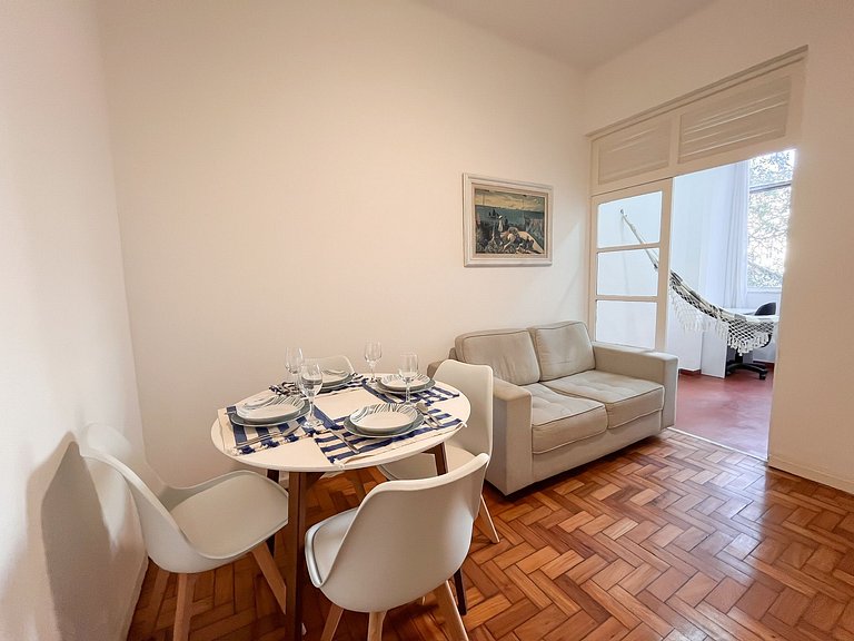 Entre Ipanema e Copa com portaria 24h