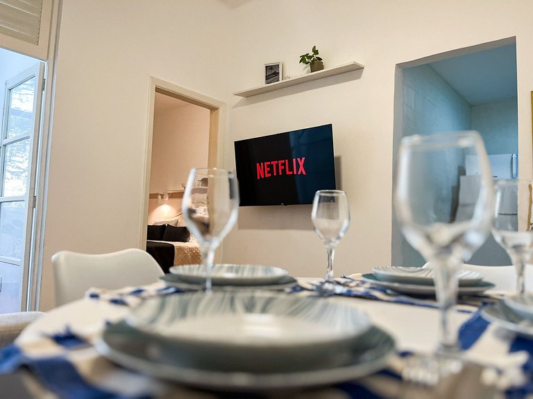 Entre Ipanema e Copa com portaria 24h