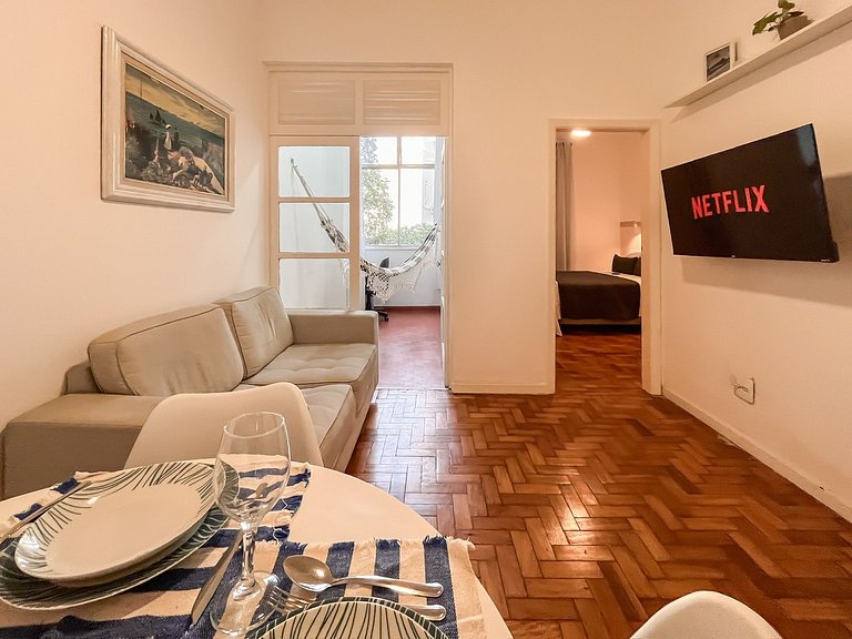 Entre Ipanema e Copa com portaria 24h