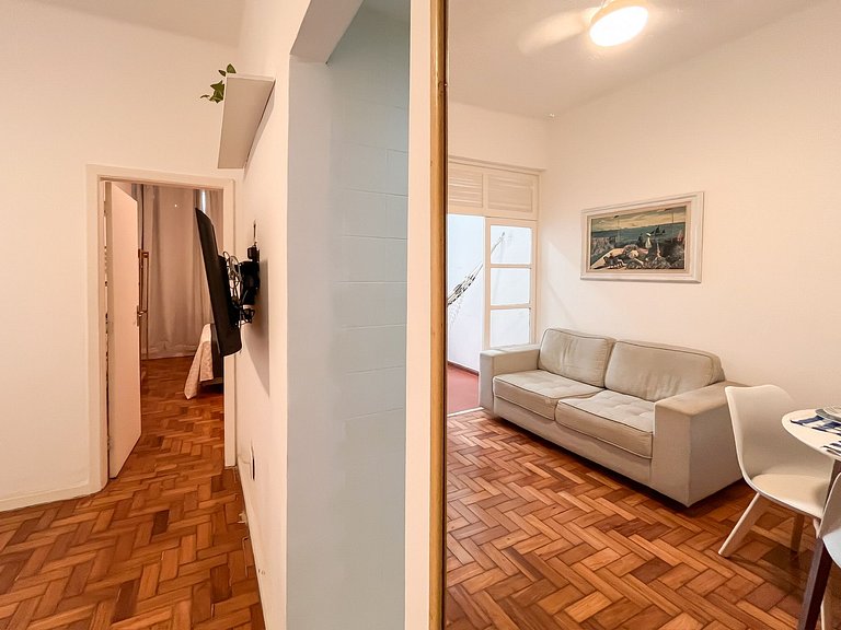 Entre Ipanema e Copa com portaria 24h