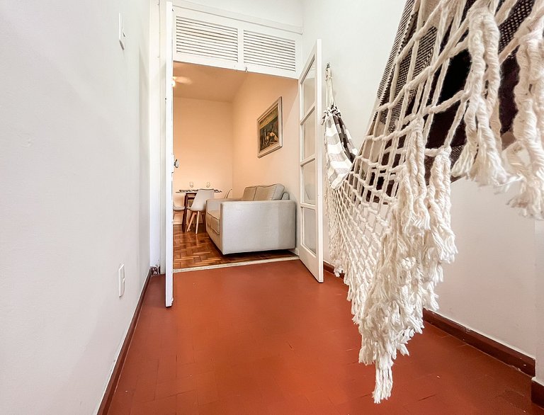 Entre Ipanema e Copa com portaria 24h