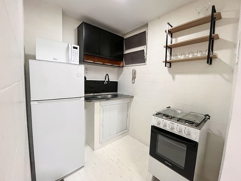 Entre Ipanema e Copa com portaria 24h