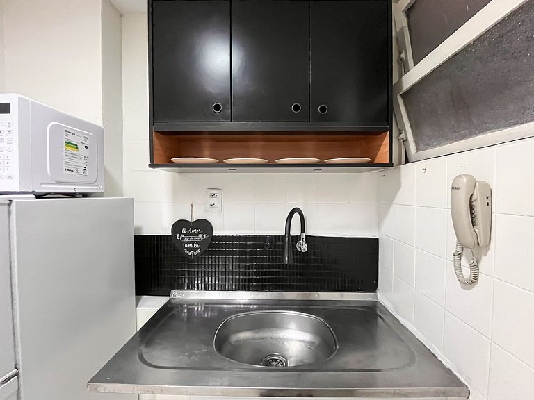 Entre Ipanema e Copa com portaria 24h