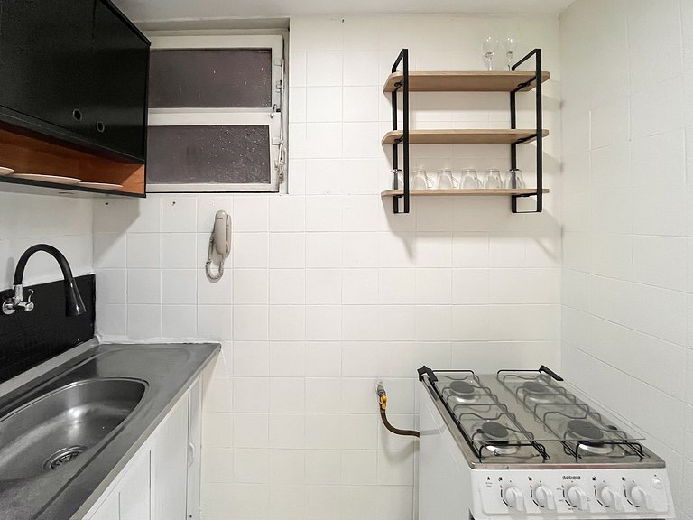 Entre Ipanema e Copa com portaria 24h