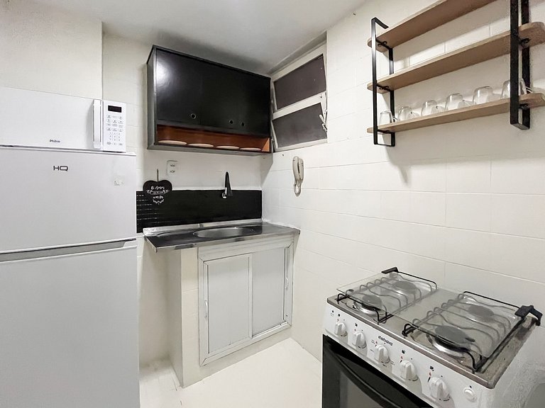 Entre Ipanema e Copa com portaria 24h