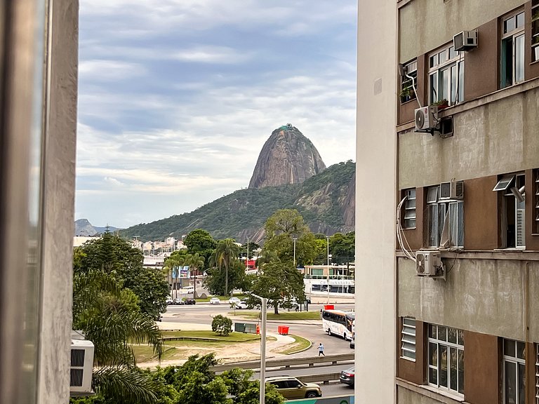 Vista lateral para o Pão de Açúcar e portaria 24h