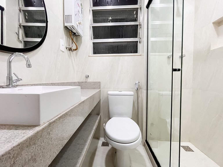 Vista lateral para o Pão de Açúcar e portaria 24h