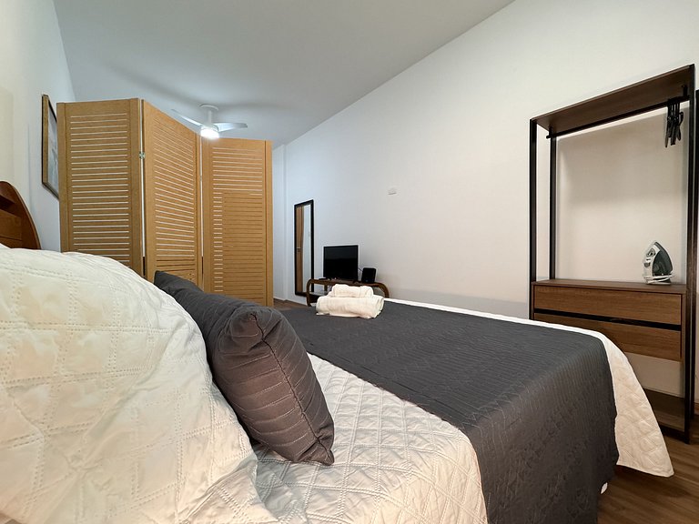 Apto. em Copa com portaria 24h a 3 min da praia