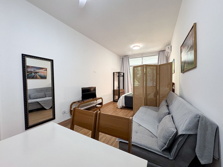 Apto. em Copa com portaria 24h a 3 min da praia