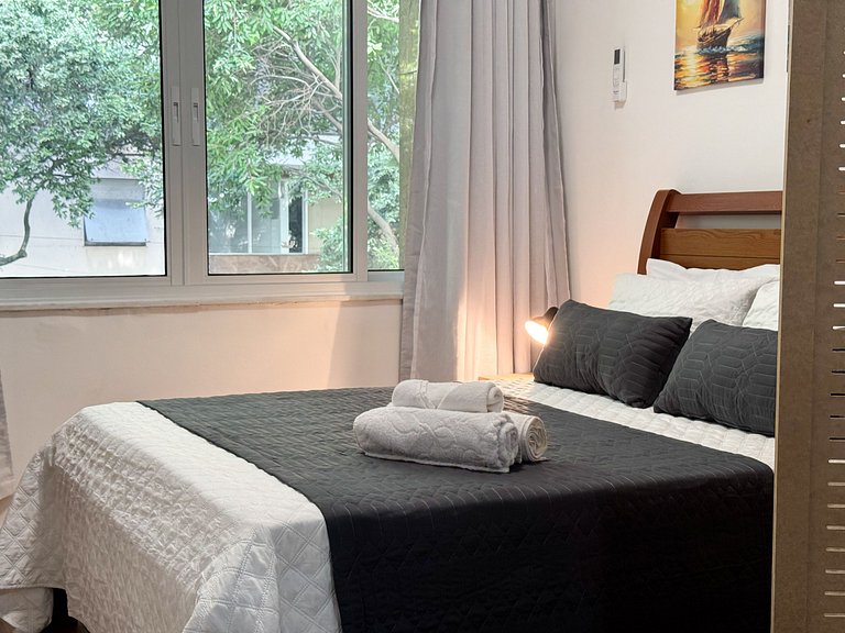 Apto. em Copa com portaria 24h a 3 min da praia