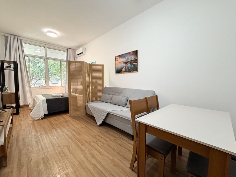 Apto. em Copa com portaria 24h a 3 min da praia