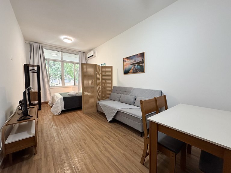 Apto. em Copa com portaria 24h a 3 min da praia