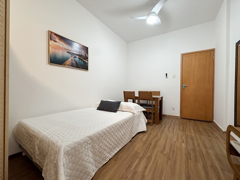 Apto. em Copa com portaria 24h a 3 min da praia