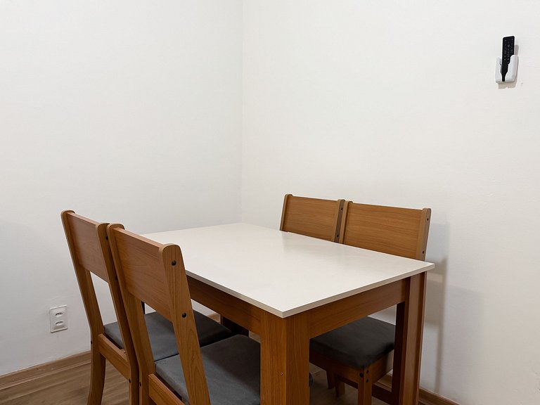 Apto. em Copa com portaria 24h a 3 min da praia