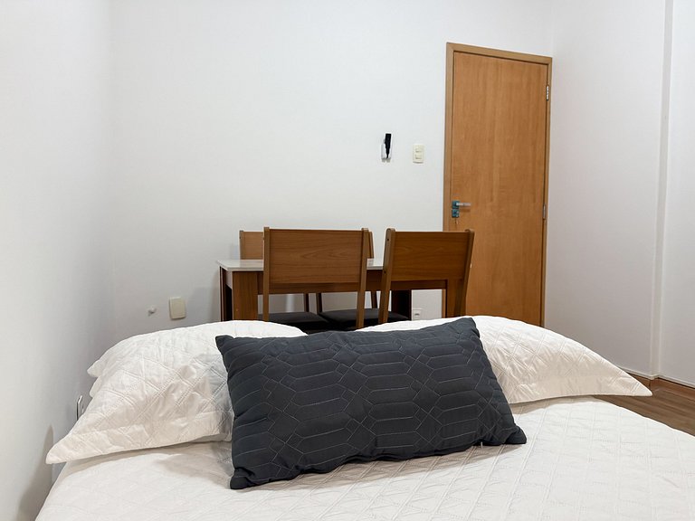 Apto. em Copa com portaria 24h a 3 min da praia