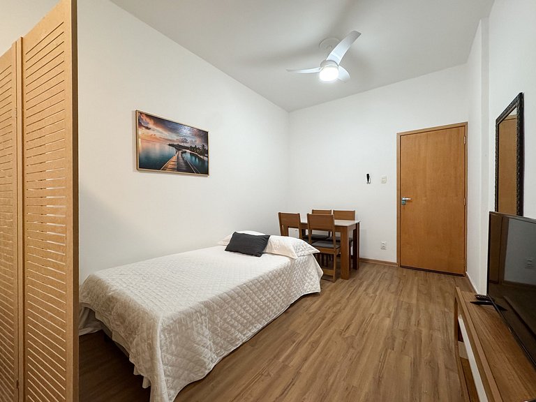 Apto. em Copa com portaria 24h a 3 min da praia