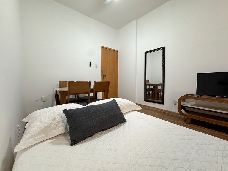 Apto. em Copa com portaria 24h a 3 min da praia