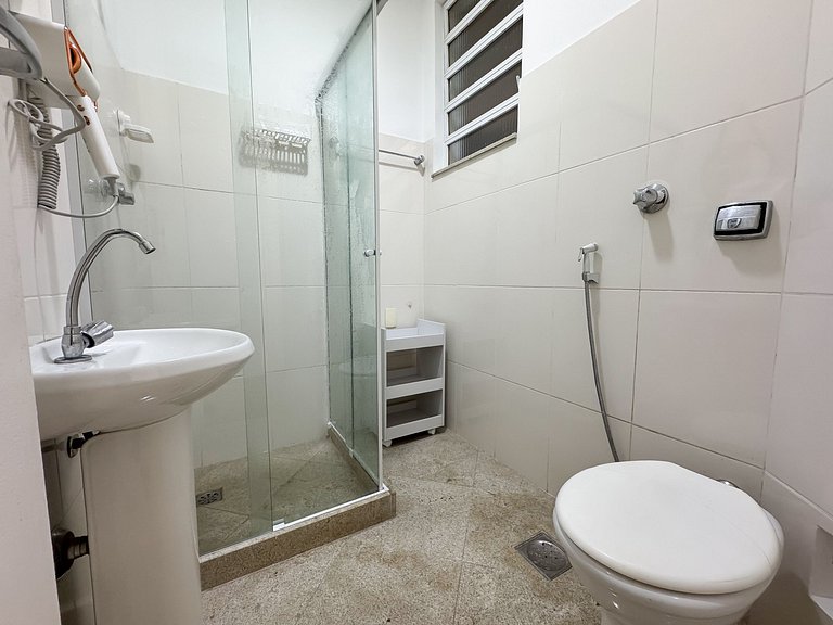 Apto. em Copa com portaria 24h a 3 min da praia