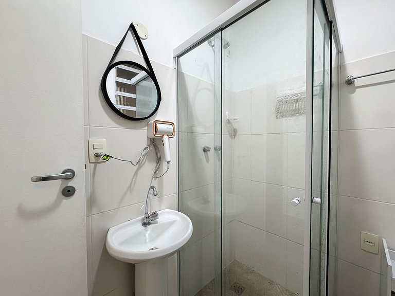 Apto. em Copa com portaria 24h a 3 min da praia