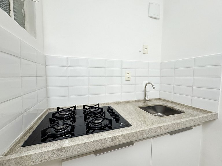 Apto. em Copa com portaria 24h a 3 min da praia