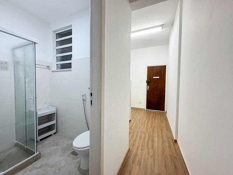 Apto. em Copa com portaria 24h a 3 min da praia