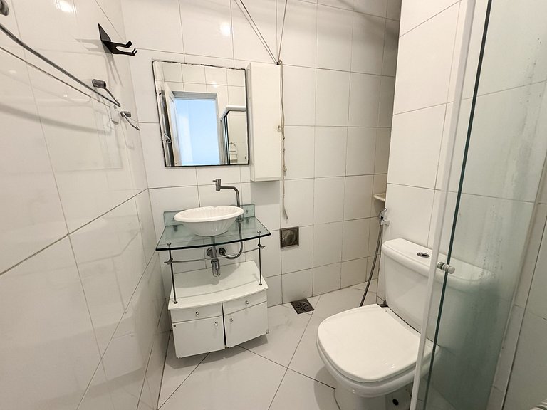 1quarto a 2 quadras da praia de Copacabana!