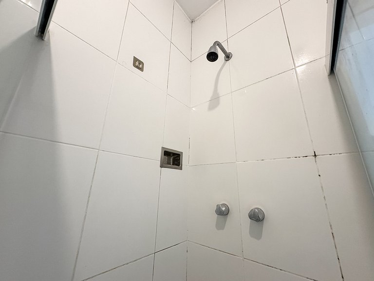 1quarto a 2 quadras da praia de Copacabana!