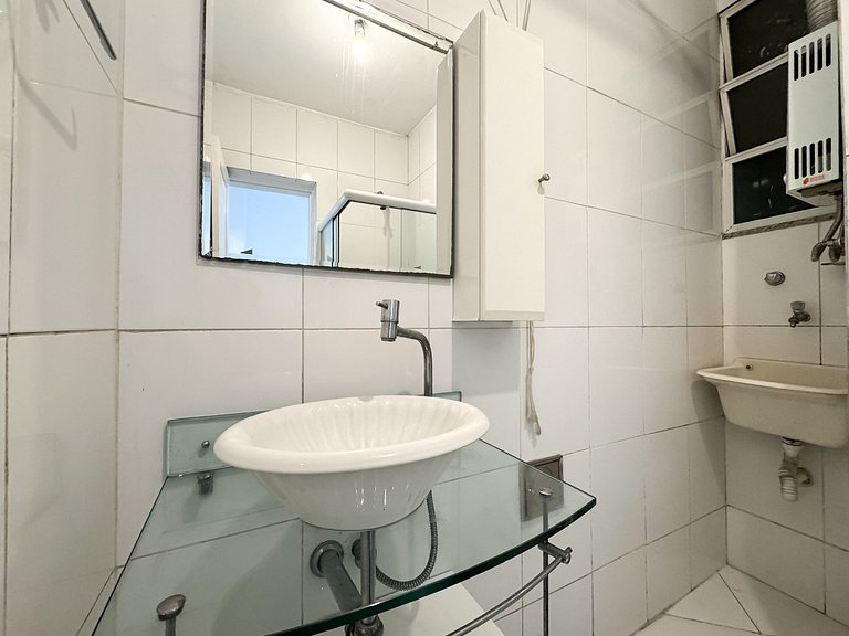 1quarto a 2 quadras da praia de Copacabana!