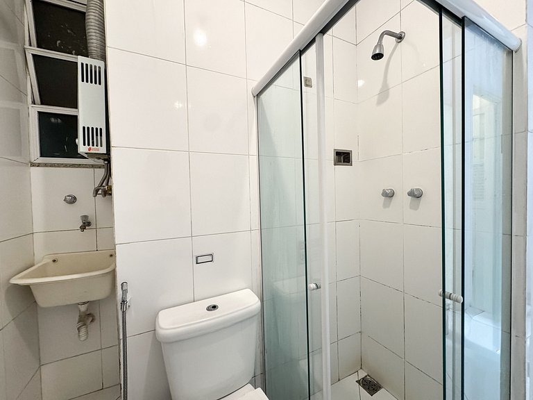 1quarto a 2 quadras da praia de Copacabana!