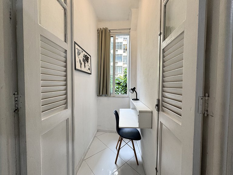 1quarto a 2 quadras da praia de Copacabana!