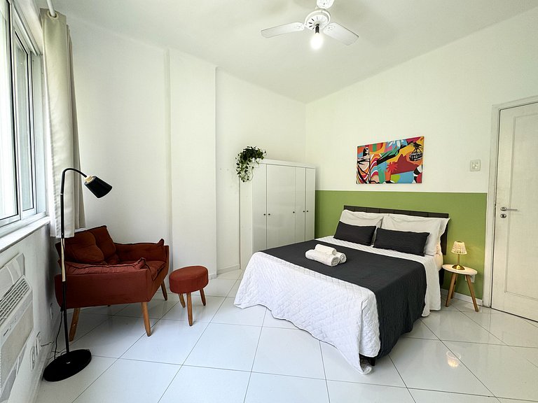 1quarto a 2 quadras da praia de Copacabana!