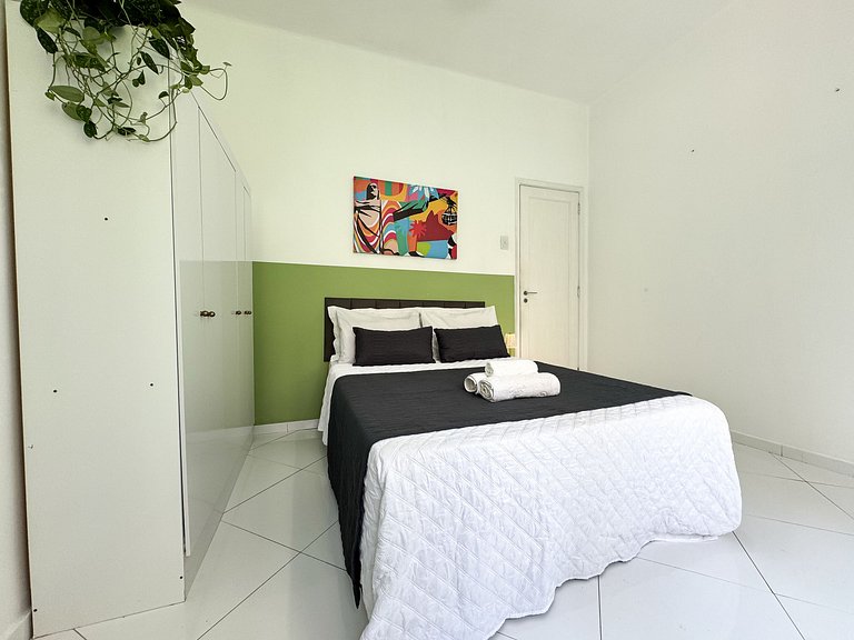 1quarto a 2 quadras da praia de Copacabana!