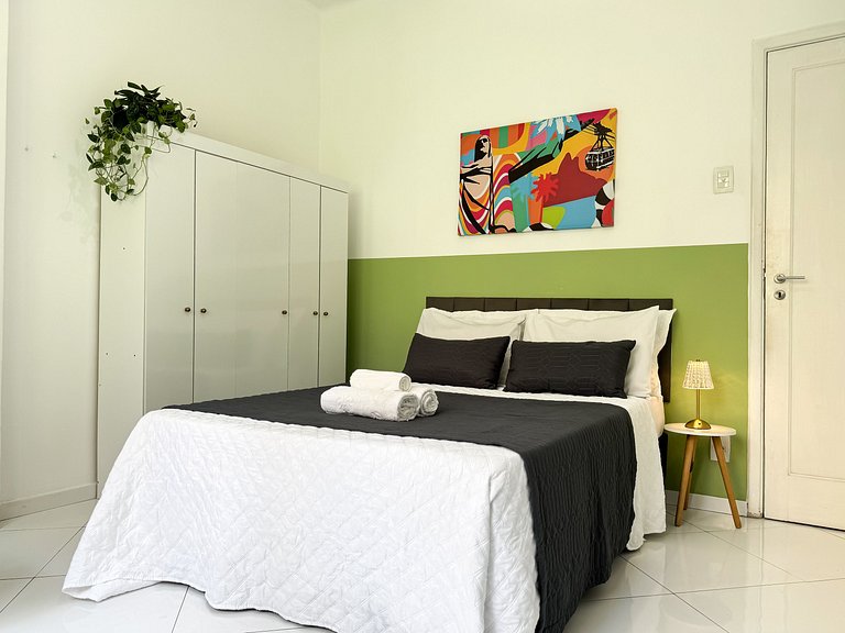 1quarto a 2 quadras da praia de Copacabana!