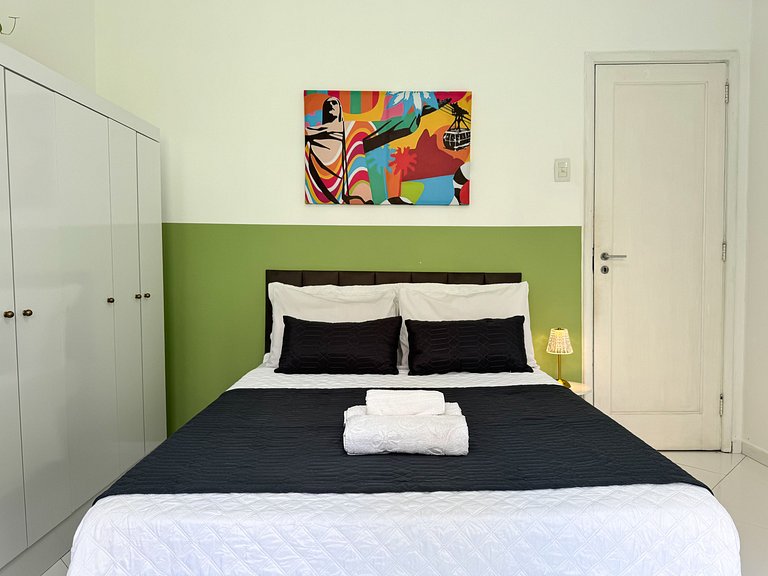 1quarto a 2 quadras da praia de Copacabana!