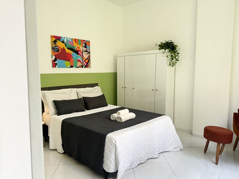 1quarto a 2 quadras da praia de Copacabana!