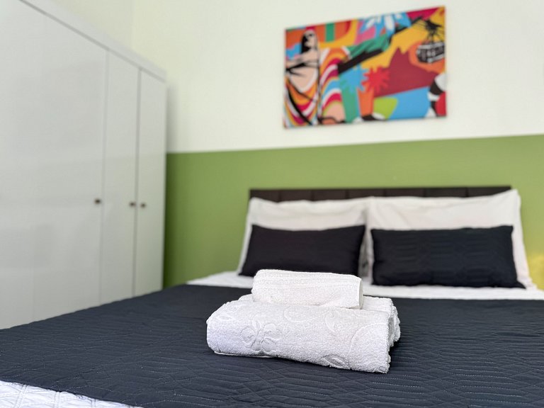 1quarto a 2 quadras da praia de Copacabana!