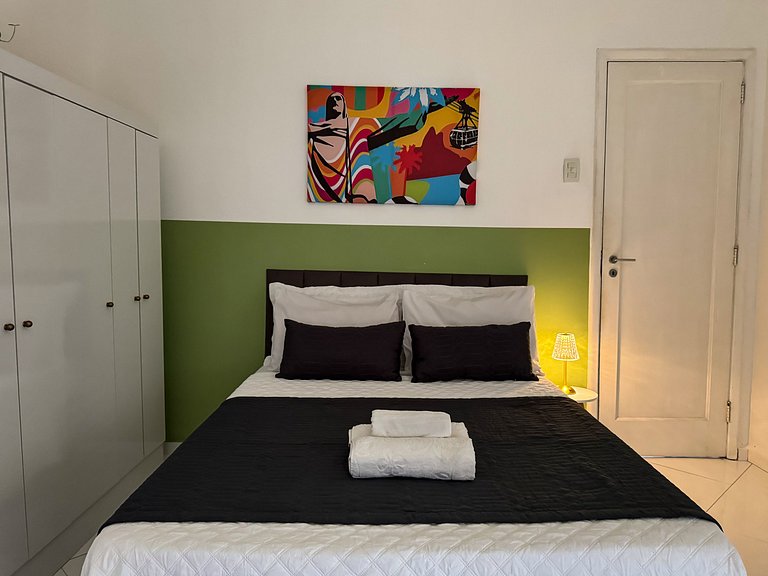 1quarto a 2 quadras da praia de Copacabana!