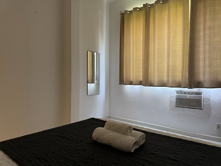 1quarto a 2 quadras da praia de Copacabana!