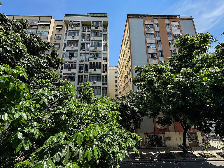 1quarto a 2 quadras da praia de Copacabana!