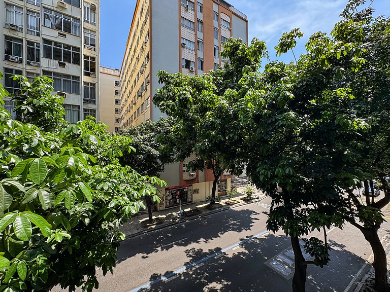 1quarto a 2 quadras da praia de Copacabana!