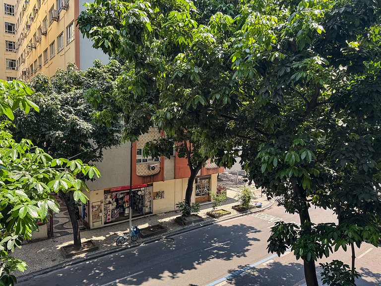 1quarto a 2 quadras da praia de Copacabana!