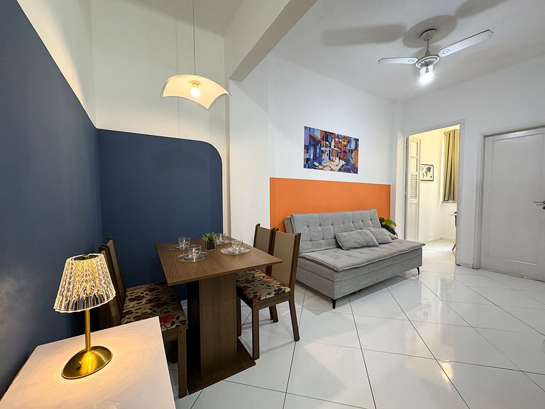 1quarto a 2 quadras da praia de Copacabana!