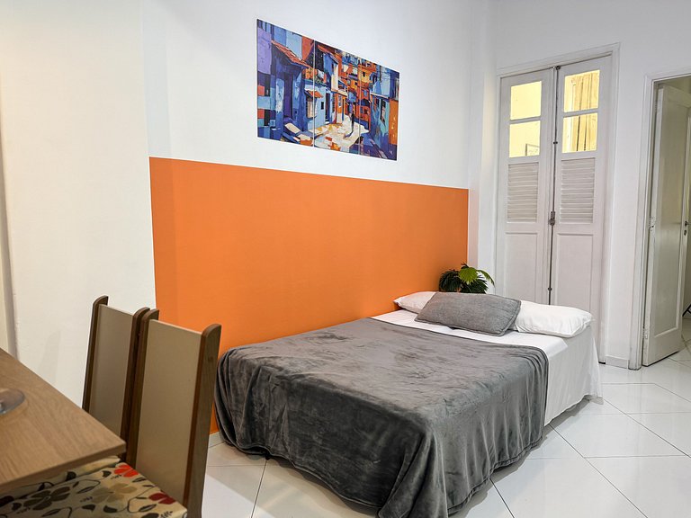 1quarto a 2 quadras da praia de Copacabana!