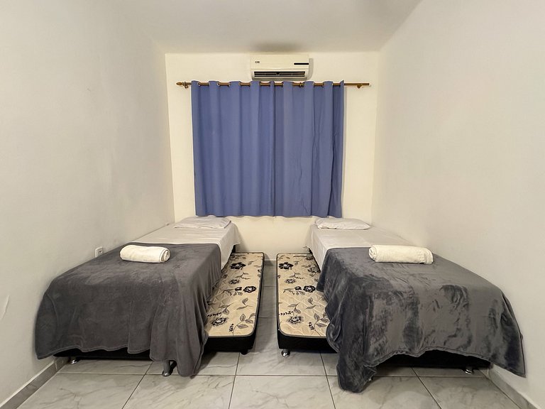 Espaçoso Apto. 2 quartos a poucos passos da praia