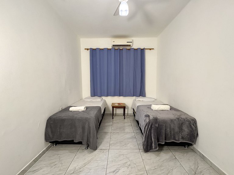 Espaçoso Apto. 2 quartos a poucos passos da praia