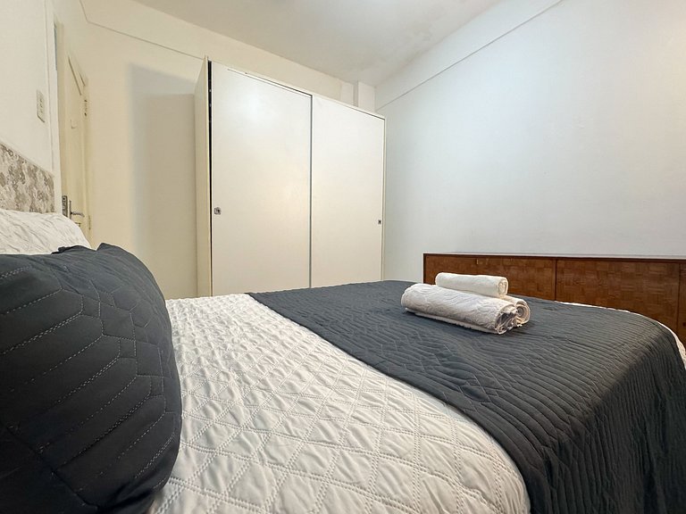 Espaçoso Apto. 2 quartos a poucos passos da praia