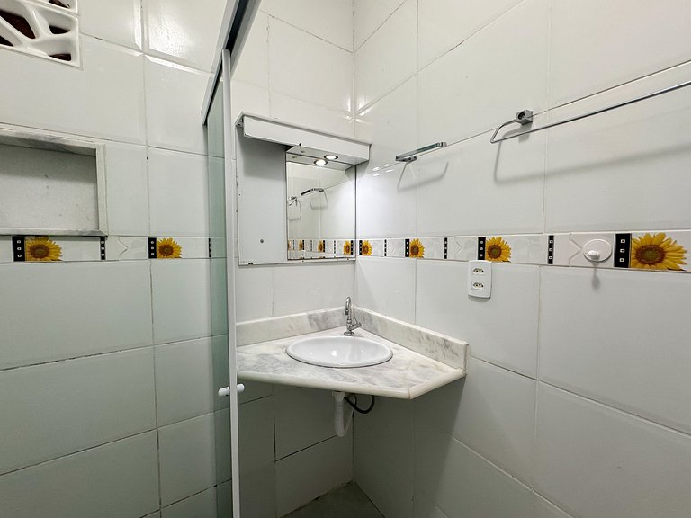 Espaçoso Apto. 2 quartos a poucos passos da praia