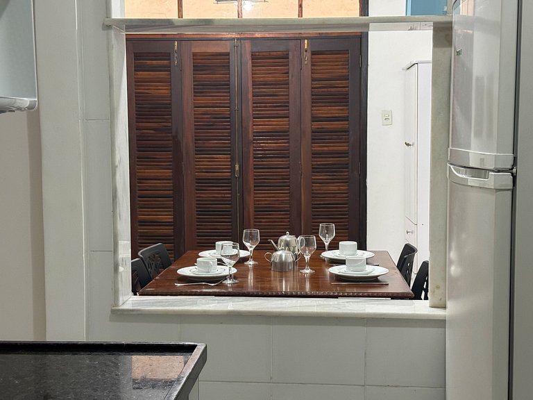 Espaçoso Apto. 2 quartos a poucos passos da praia